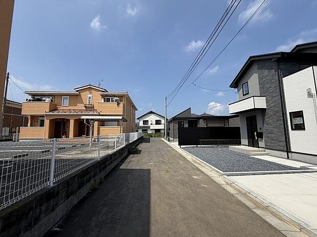 前面道路は幅にゆとりがあり車の出入りもスムーズに行えます。周辺の建物も整然としていてすっきりとした街並みです。道路や歩道も綺麗に整備されていますので印象の良い現地写真です。