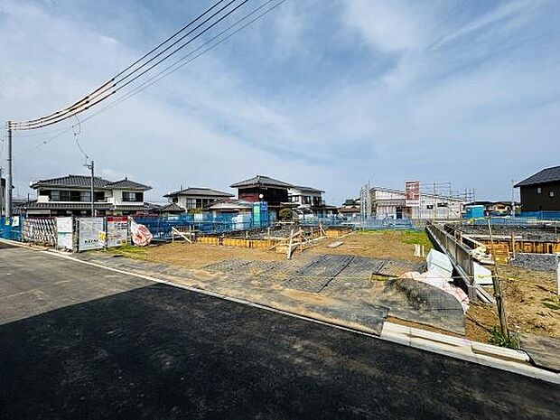 周辺には新しい住宅が立ち並び落ち着いた街並みが広がっています。道路も広くゆとりのある区画が確保されています。建設が進行中のため今後の変化にも期待できます。整備されたインフラが感じられる土地です。