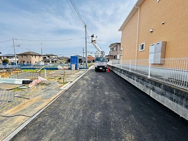 前面道路は幅員がしっかりと確保されており車の出入りもスムーズに行えます。周辺は新しい住宅が多く整備された街並みが特徴です。道路沿いの歩道もきれいに整備されており印象的です。