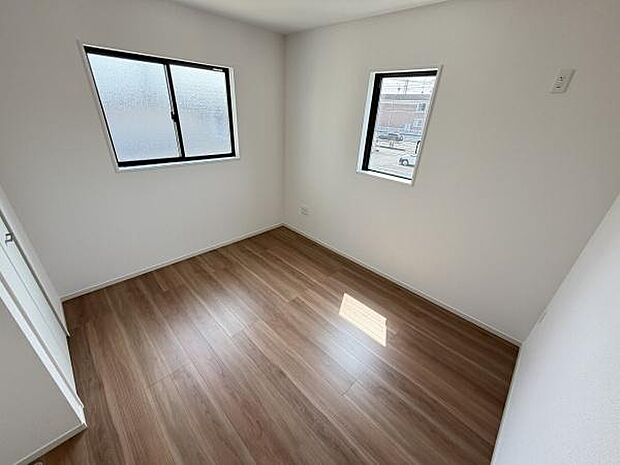明るい光が差し込む子供部屋です。シンプルな内装でお手入れがしやすい床材を採用しています。窓が2面あり通風や採光が確保されています。収納スペースも備えすっきりとした空間が広がります。
