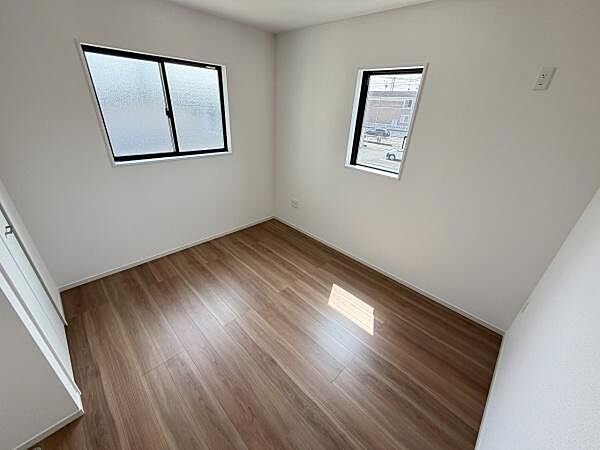 明るい光が差し込む子供部屋です。シンプルな内装でお手入れがしやすい床材を採用しています。窓が2面あり通風や採光が確保されています。収納スペースも備えすっきりとした空間が広がります。