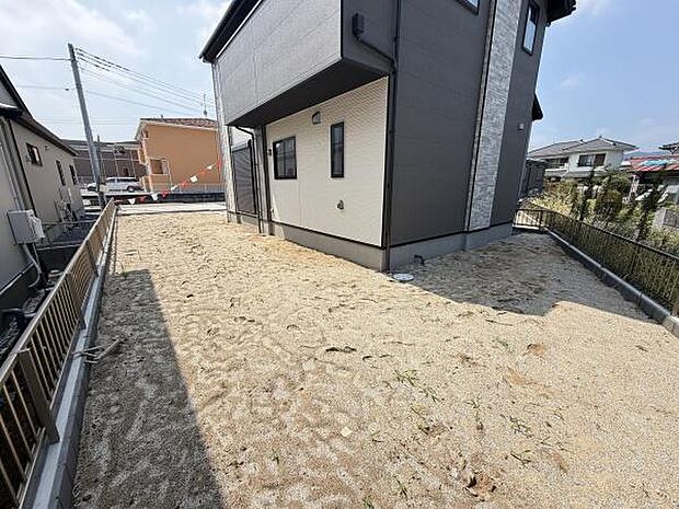 ゆったりとしたスペースが広がる庭は日差しがしっかり入ります。角地に位置し両隣との距離が確保されています。塀が設置されておりプライバシーにも配慮されています。日常の管理がしやすいシンプルな構造です。