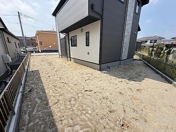 ゆったりとしたスペースが広がる庭は日差しがしっかり入ります。角地に位置し両隣との距離が確保されています。塀が設置されておりプライバシーにも配慮されています。日常の管理がしやすいシンプルな構造です。