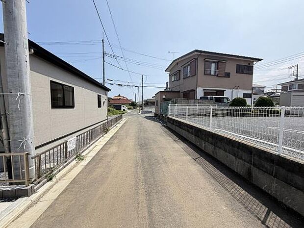 前面道路は見通しが良く車や歩行者の通行がしやすい環境です。周囲には住宅が並び落ち着いた街並みが広がっています。道路幅も確保されており車両の出入りもスムーズに行えます。
