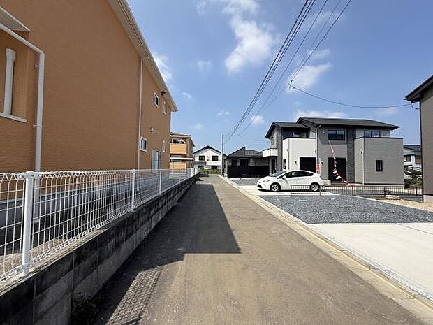 前面道路が広く確保されており車の出入りがしやすい環境です。周囲には新しい住宅も多く整然とした街並みが見られます。日当たりの良い立地でのびやかな空間が広がっています。