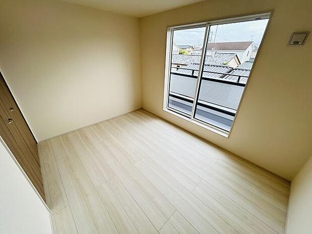 明るい光が差し込むシンプルな子供部屋です。窓が広く換気しやすい設計となっています。ナチュラルなフローリングが特徴的です。収納スペースも備わっています。シンプルな内装で家具の配置がしやすいお部屋です。
