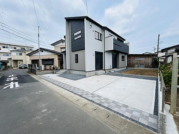 ゆったりとしたスペースが確保された駐車場です。コンクリート舗装が施され車の出し入れがしやすい造りになっています。道路との段差も少なく日々の利用に便利です。敷地内の導線もしっかり配慮されています。