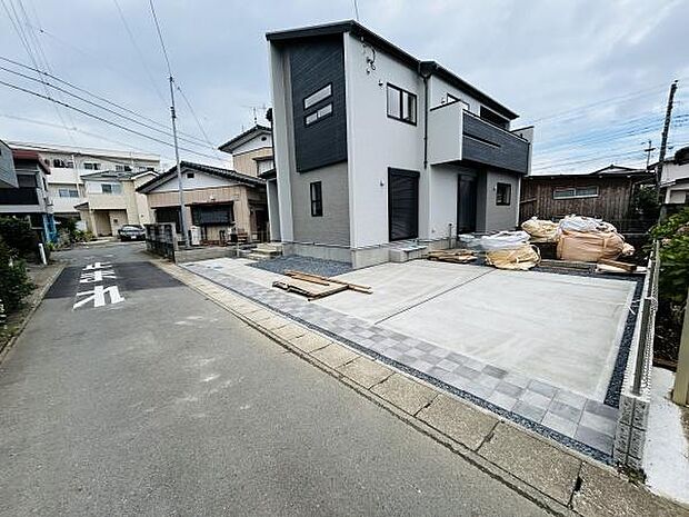 住まいと一体感のある駐車場スペースです。広々としたコンクリート敷きで車の出し入れがしやすい設計となっています。通りからのアクセスも良好で天候に左右されにくい条件が整っています。