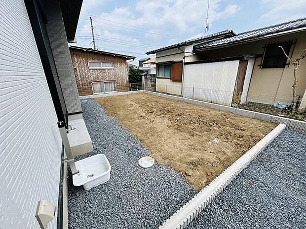 広々とした庭スペースがあり開放感を感じられます。手入れのしやすいシンプルな造りです。隣家との距離もしっかりと確保されています。水栓も設置されており利便性にも配慮されています。
