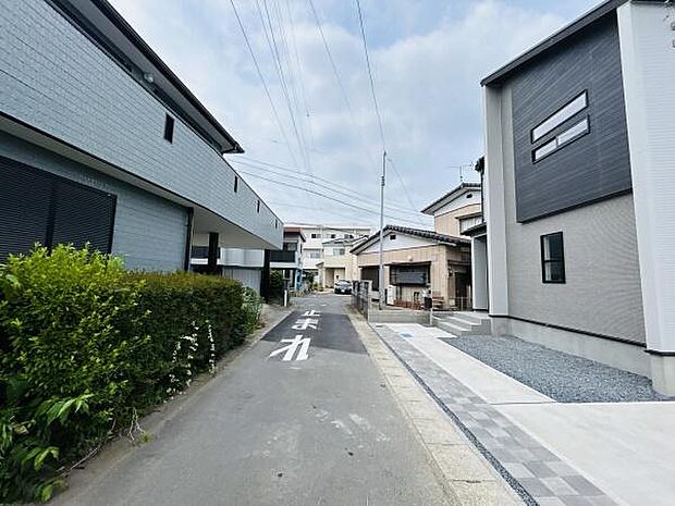 前面道路は幅員があり車の通行も安心です。周囲は落ち着いた住宅街ですぐ近くに新しい住まいが建っています。道路沿いは歩行しやすい舗装が施されていて快適です。