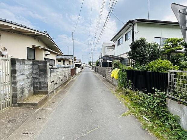 前面道路は車の通行がしやすい幅員があり周辺には住宅も整然と建ち並んでいます。道路沿いには植栽も見受けられ街並みに落ち着きがあります。電柱や配線も整備されておりインフラ環境にも配慮が感じられます。
