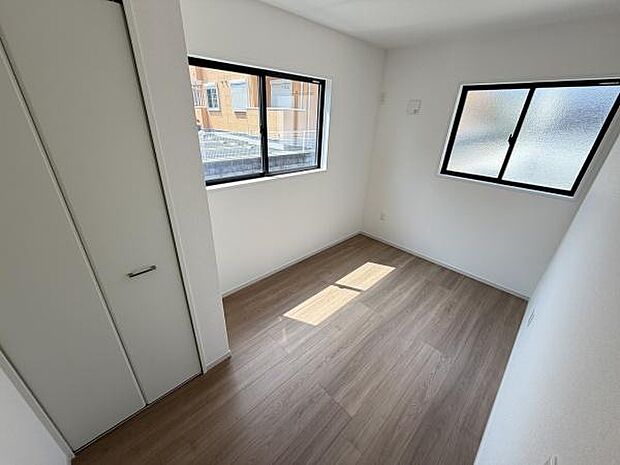 二面採光で明るさが感じられる子供部屋です。クローゼット付きで収納にも便利です。ナチュラルなフローリングで落ち着いた印象です。壁や床もシンプルなデザインとなっています。