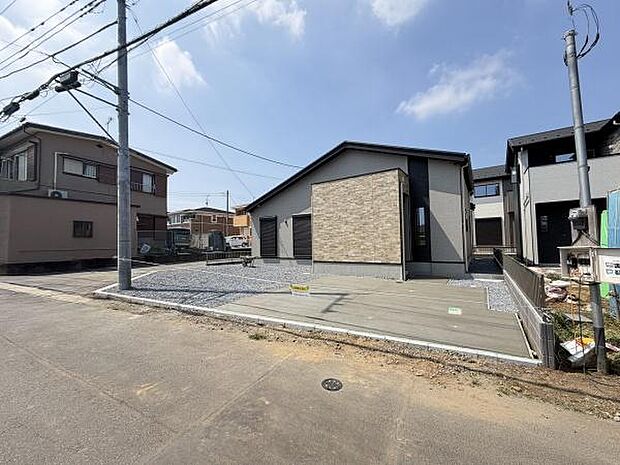 広々としたスペースの駐車場が魅力的です。前面道路との出入りがしやすく車の駐車が快適に行えます。車のサイズに左右されず使いやすい設計です。清潔感のあるコンクリート仕上げとなっております。