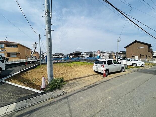 周囲に住宅が並ぶ穏やかな環境の土地です。前面道路が広めで車の出入りもスムーズです。角地で開放感のある立地となっています。駐車スペースも確保しやすいのが特長です。建築の自由度が高い土地です。