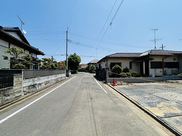 前面道路は見通しが良く周辺には落ち着いた住宅が並んでいます。敷地周辺もすっきりと管理されており清潔感があります。車でのアクセスもスムーズな道路幅です。周囲の雰囲気が穏やかで安心して暮らせる印象です。