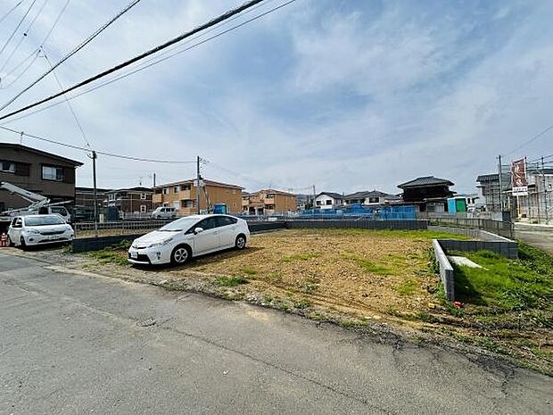 日当たりをしっかりと確保できる角地の土地です。周囲は住宅街で落ち着いた雰囲気が広がっています。前面道路はゆとりがあり車の出し入れもしやすいです。整形地のため建築プランも検討しやすい区画となっています。
