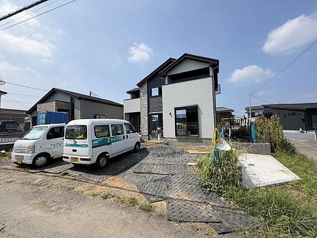 シンプルなデザインが魅力の外観です。落ち着いた色合いで周囲に調和しています。駐車スペースが確保されており車の出入りも便利に行えます。玄関周辺が広く設計されているのでゆとりを感じられます。