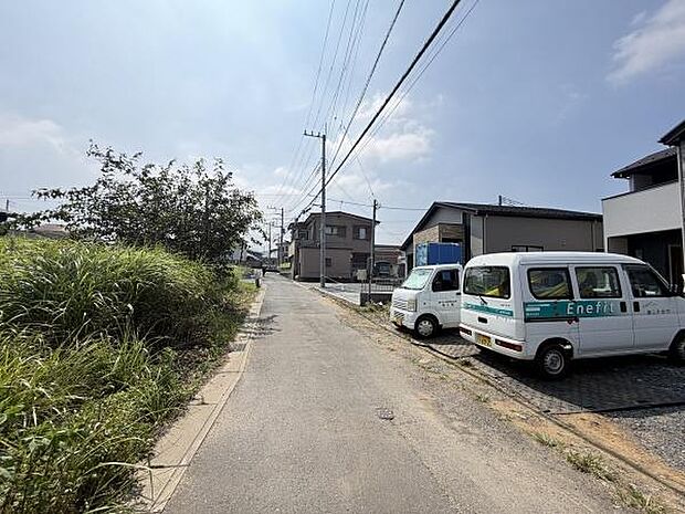 前面道路が広く車の出入りがしやすい環境です。周囲には住宅が建ち並び落ち着いた街並みが広がっています。敷地周辺には緑もあり自然を感じることができます。交通インフラも整っているエリアです。