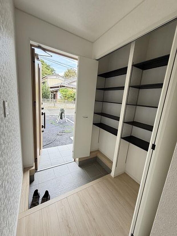 広々とした玄関は明るい印象が特徴です。シューズ収納が豊富で整理しやすい設計になっています。玄関から外への動線もスムーズな造りとなっています。収納スペースの扉付きなのですっきりと保てます。