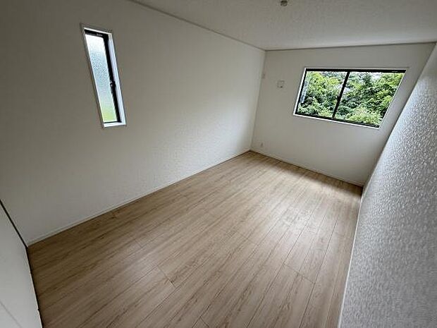 二面採光で明るい室内が広がっています。シンプルなデザインでお好みに合わせたレイアウトが可能です。子供部屋として十分なスペースが確保されています。清潔感のあるフローリングが魅力的です。