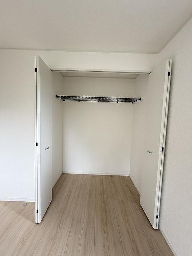 広々とした収納スペースが設けられています。扉が大きく開きやすく使いやすい設計です。シンプルな内装が特徴でお好みに合わせて収納アレンジが可能です。お部屋をすっきりと保つのに役立ちます。
