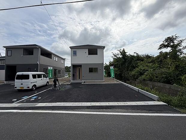 広々とした駐車場が目を引きます。車の出し入れがしやすいレイアウトです。舗装もきれいに整えられています。周囲がすっきりとしており開放感があります。駐車スペースに余裕があり複数台の利用にも対応可能です。