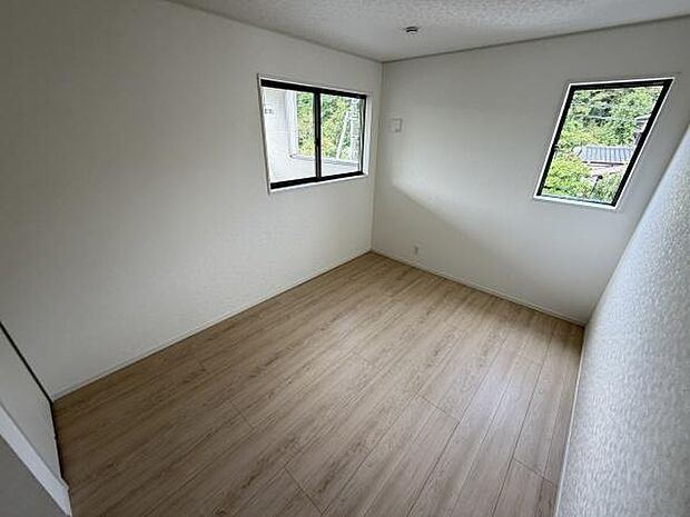 二面採光で明るい洋室です。シンプルな内装で使いやすい空間が広がっています。落ち着いたフローリングが部屋全体をすっきりとした印象に仕上げています。視界も抜けて開放感があります。