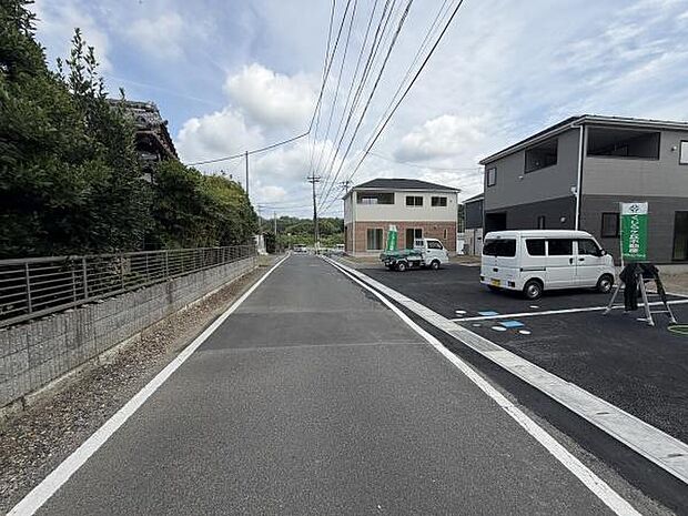 現地周辺の前面道路は幅員がしっかり確保されており車の通行もスムーズです。道路沿いには新しい建物もあり全体的に整った雰囲気が感じられます。