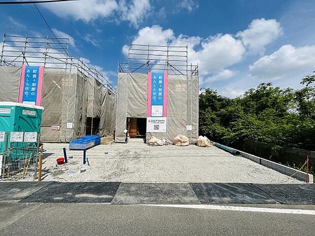建築中の物件で新築ならではのフレッシュな雰囲気を感じられます。前面道路に面しているため車の出入りも便利です。敷地が広く駐車スペースの確保も十分です。周辺には緑が広がり自然を身近に感じることができます。