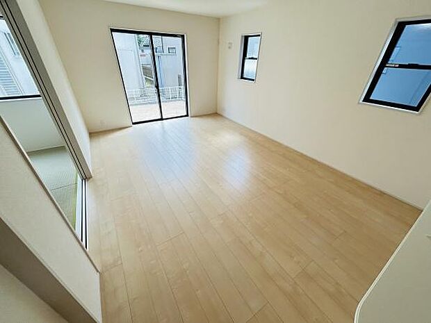 大きな窓からたっぷりと光が差し込む明るいリビングです。シンプルな内装が空間の広がりを感じさせます。フローリング仕上げで日々の掃除もスムーズに行えます。室内のレイアウトも楽しめる設計となっています。