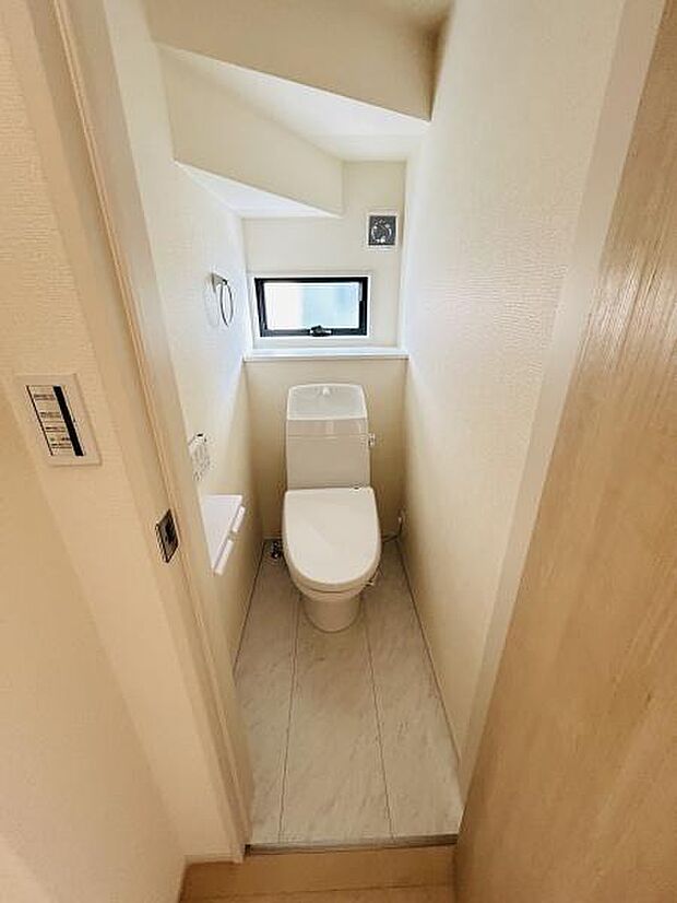 シンプルで使いやすいトイレ空間です。小窓が設けられており自然光を取り入れることができます。清潔感のある床材が使用されています。コンパクトなレイアウトで無駄のない設計です。