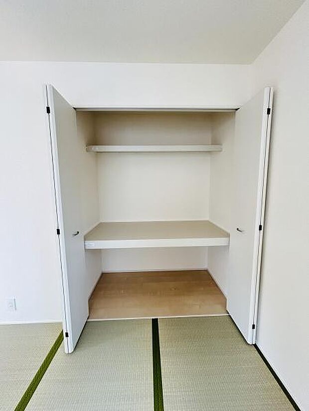 シンプルなデザインの収納スペースです。中段と上棚が備わっているため整理しやすい構造になっています。押し入れタイプで和室にも調和します。開口部が広く物の出し入れに便利です。