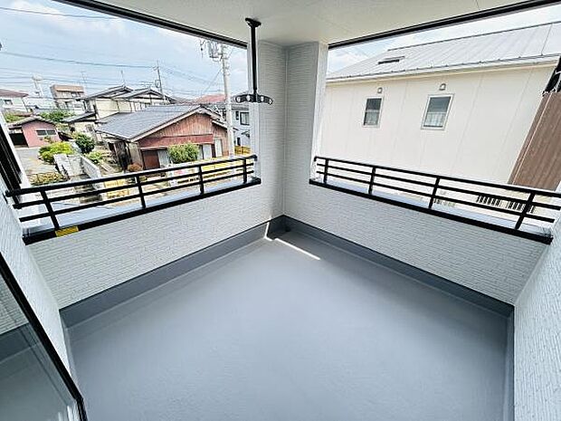 開放感のあるバルコニーはゆとりあるスペースが魅力です。日当たりも良く屋根付きなので雨の日も安心です。角部屋設計により視界が広がり心地よい風通しも感じられます。手すり部分もスタイリッシュなデザインです。