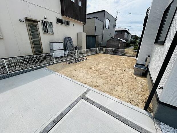 広々とした庭スペースが確保されています。フェンス付きで安心感もプラスされています。シンプルな地面仕上げなので自由な使い方が可能です。隣家との距離も確保され落ち着いた雰囲気です。