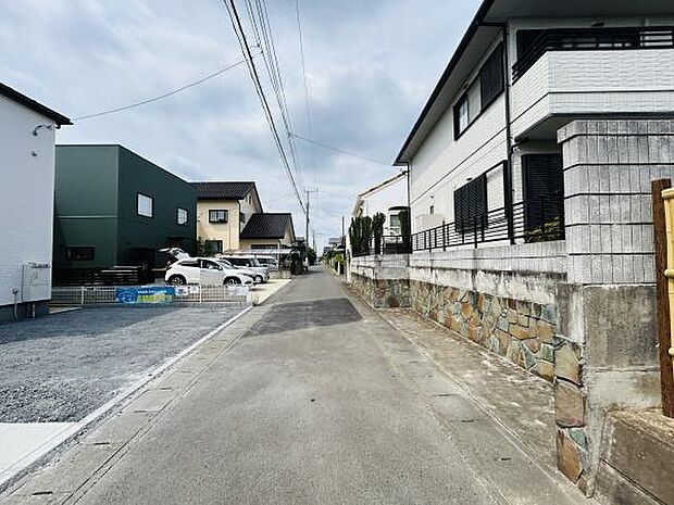 周辺は整った住宅街ですっきりした前面道路が印象的です。道幅も十分に確保されており車の出入りもスムーズに行えます。電柱や配線がしっかり整備されており安心感があります。