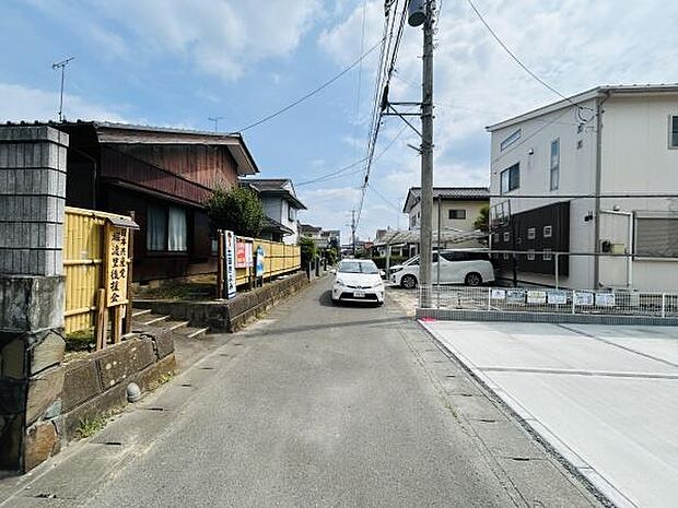 前面道路は幅員が十分に確保されており車の出入りもしやすい環境です。周辺には住宅が建ち並び落ち着いた街並みが広がっています。視界も開けているため開放感を感じられるロケーションです。