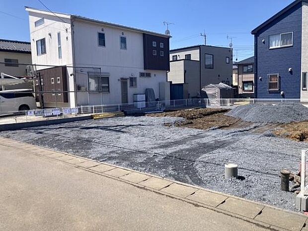 閑静な住宅街の一角に位置する土地です。前面道路が広く車の出入りもスムーズです。周囲には住宅が立ち並び整った環境が広がっています。平坦な敷地で建築計画が立てやすいメリットがあります。