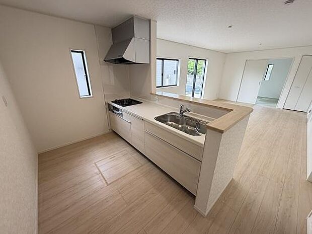 キッチンは明るく開放的な空間となっております。シンプルで使いやすいデザインが特徴です。収納も豊富で整理整頓しやすい造りになっています。料理がしやすい配置と清潔感のある仕上がりが印象的です。