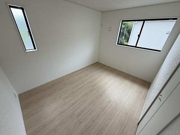 明るい光が差し込む子供部屋です。シンプルな内装でレイアウトの自由度が高くなっています。二面採光で換気もしやすく快適な空間です。床材はナチュラルな色合いで落ち着いた雰囲気を演出します。