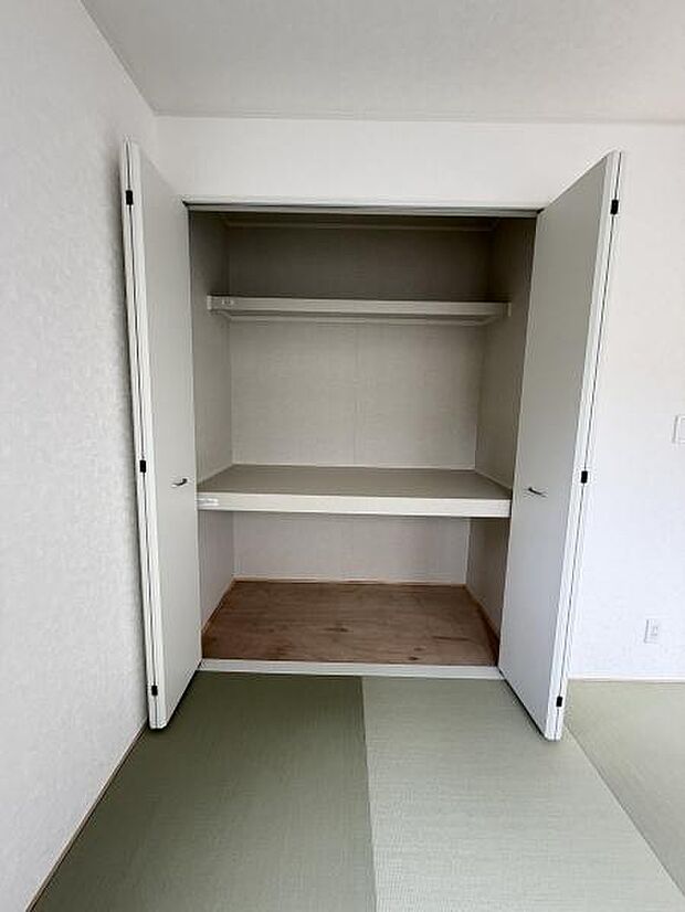 シンプルなデザインの収納スペースです。上段と下段に分かれており使い勝手が良い造りです。扉付きで収納物をすっきり隠せます。和室の雰囲気に馴染む仕様となっています。