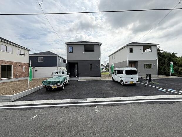 広々とした駐車スペースが確保されています。車の出し入れもしやすい配置です。日当たりの良い場所に位置しており利便性の高い駐車場です。複数台駐車にも対応しています。