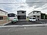 駐車場：広々とした駐車スペースが確保されています。車の出し入れもしやすい配置です。日当たりの良い場所に位置しており利便性の高い駐車場です。複数台駐車にも対応しています。
