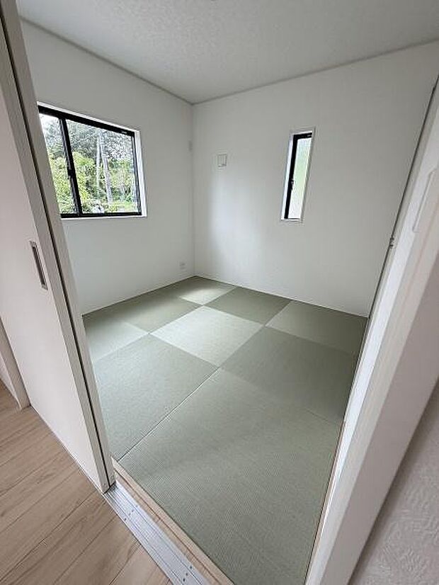 シンプルなデザインの和室です。窓からの自然光が入り明るい印象を持っています。畳が新しく爽やかな雰囲気です。落ち着いた空間が広がっています。