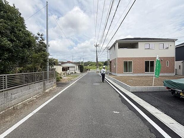 幅員の広い前面道路が物件まで続いており車両の出し入れに便利です。周辺は住宅が点在し落ち着いた雰囲気となっています。空が広く感じられる開放的なロケーションです。