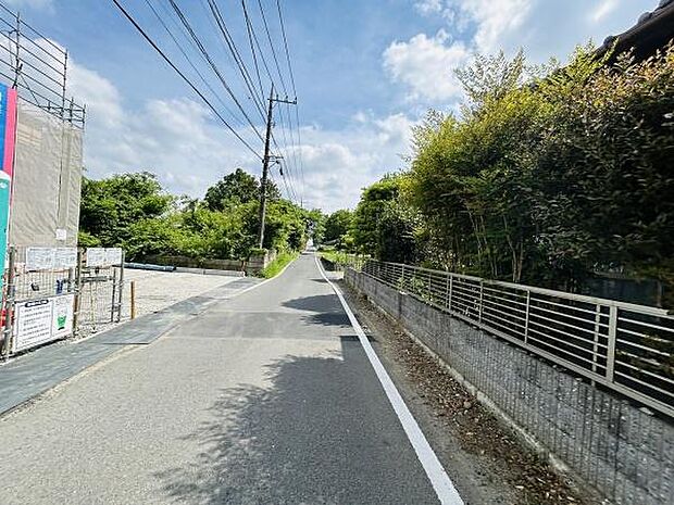 前面道路は幅員が広く車の通行も安心できる環境です。周囲には緑も多く落ち着いた雰囲気が漂います。舗装がしっかりしており日当たりも良好です。