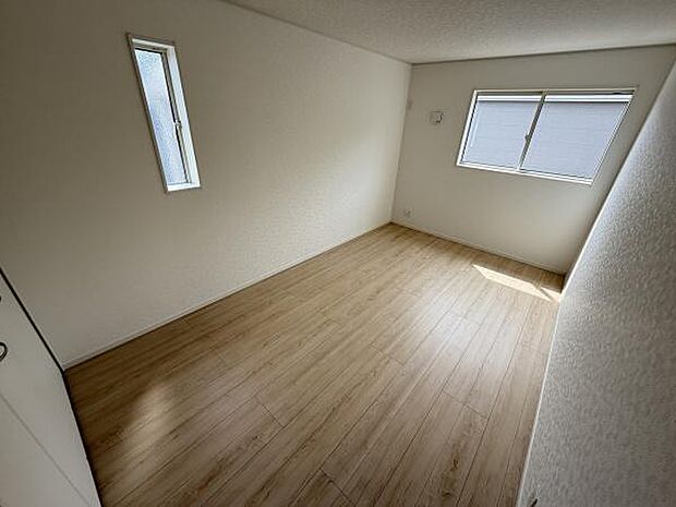 窓が2か所に設けられており採光が取れる子供部屋です。シンプルな内装で使いやすい空間となっています。フローリング仕様なのでお手入れも簡単です。収納スペースも備えられています。