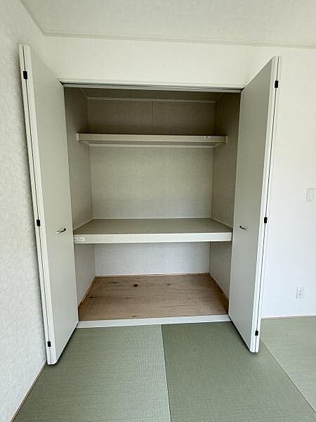 シンプルなデザインの収納スペースが設けられています。扉付きで中が見えにくく整理整頓がしやすい設計です。棚もあり用途に合わせて使い分けができます。和室の雰囲気にも調和しています。