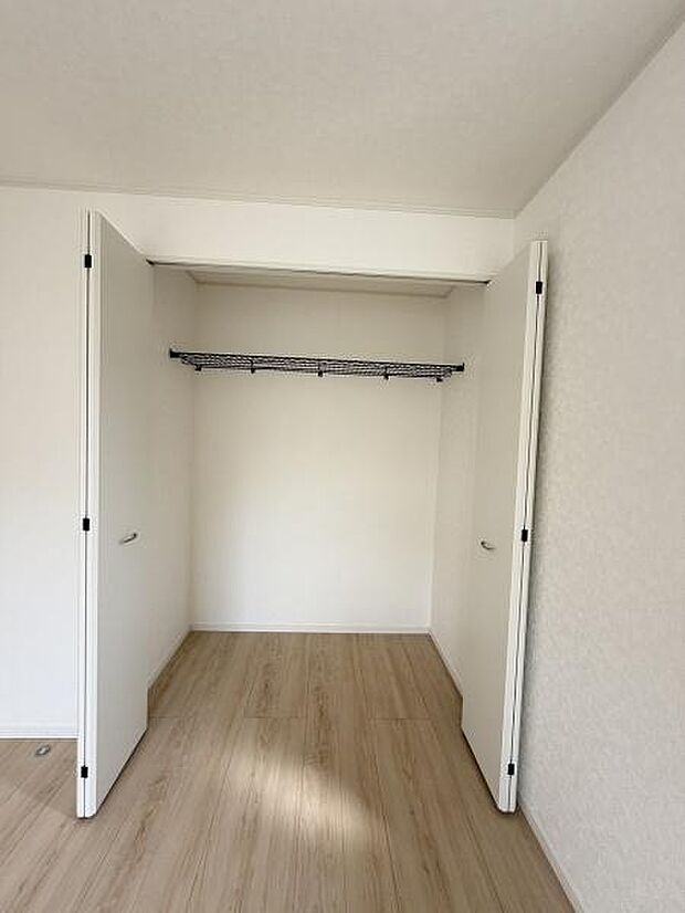 収納スペースがしっかりと確保されています。扉が大きく開くため荷物の出し入れがしやすい設計です。中も明るく使い勝手の良い収納が魅力的です。すっきりとした空間が確保できます。