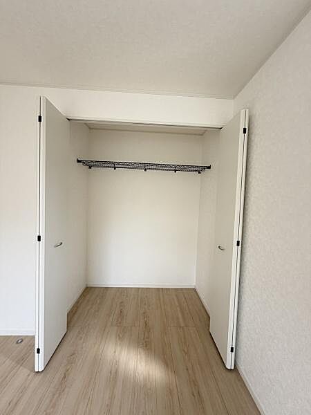 収納スペースがしっかりと確保されています。扉が大きく開くため荷物の出し入れがしやすい設計です。中も明るく使い勝手の良い収納が魅力的です。すっきりとした空間が確保できます。