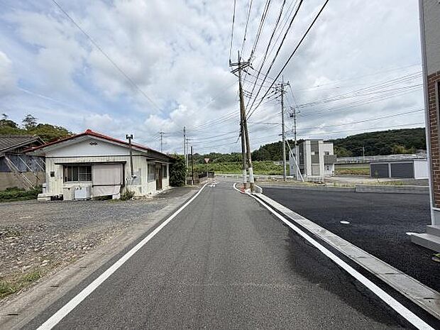 現地周辺は見通しの良い前面道路となっております。ゆとりある道路幅により車両のすれ違いも安心です。周囲は落ち着いた環境で整備された舗装道路が印象的です。住まい選びの一助となる現地写真です。